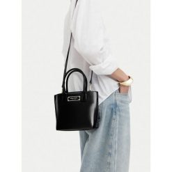 Torebka Nine West. Czarne torebki klasyczne damskie Nine West, bez dodatków. Za 159.99 zł.