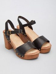 Bellucci Sandały w kolorze czarnym rozmiar: 40. Czarne sandały damskie Bellucci, bez wzorów, z otwartym noskiem, bez obcasa, na koturnie, bez zapięcia. Za 122.96 zł.