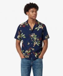 Superdry Koszula w krótkim rękawie z nadrukiem hawajskim – Cabana Navy. Niebieskie koszule damskie Superdry, na lato, s, bez wzorów, z bawełny, wakacyjne, bez kołnierzyka, bez ramiączek. Za 238.00 zł.