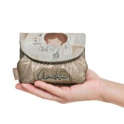 Portfel damski Anekke, z klapką ozdobiony charakterystycznym nadrukiem i metalowym logo wyposażony w kieszeń na monety, złoty, 42809-016. Żółte portfele damskie Anekke, bez wzorów. Za 129.00 zł.