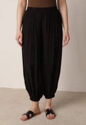 Czarne Baloniaste Spodnie z Wysokim Stanem w Stylu Casual Lilanya. Czarne spodnie materiałowe damskie Born2be, bez wzorów, z jeansu, krótkie. Za 89.99 zł.