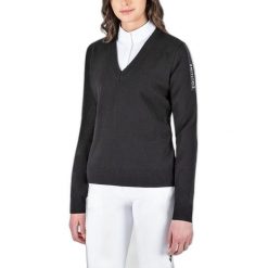Damski sweter v-neck Equiline Cinoc. Czarne swetry klasyczne damskie EQODE BY EQUILINE, na zimę, bez kołnierzyka. W wyprzedaży za 570.50 zł.