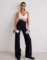 Damskie legginsy z prostą nogawką, wysoki stan, squat proof Sense czarne. Czarne legginsy damskie Aim'n, s, bez wzorów, z elastanu. Za 339.00 zł.