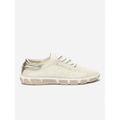 Sneakersy damscy TBS Jazaria. Białe obuwie sportowe damskie TBS, na lato, bez zapięcia, trekkingowe. Za 355.50 zł.