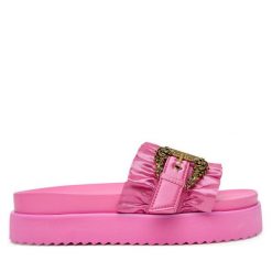 Klapki Versace Jeans Couture. Czerwone klapki damskie Versace Jeans Couture, bez wzorów, z jeansu, bez obcasa, bez zapięcia. Za 859.99 zł.