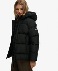 Superdry Długa Kurtka Puffer Sport z Kapturem – Wypełnienie i Podszewka z. Czarne kurtki sportowe damskie Superdry, bez wzorów, z tkaniny, z kapturem. Za 711.75 zł.
