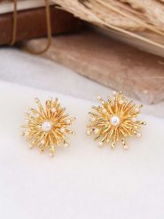 L'Atelier de Gaia Pozłacane kolczyki-wkrętki z perłami rozmiar: onesize. Żółte kolczyki damskie L'Atelier de Gaia, z perłą, pozłacane. Za 79.45 zł.