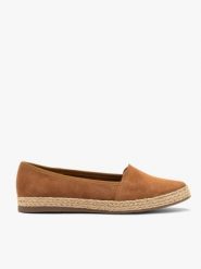 Rude welurowe espadryle. Brązowe espadryle damskie Ryłko, bez wzorów, ze skóry, bez obcasa, na płaskiej podeszwie. W wyprzedaży za 279.99 zł.