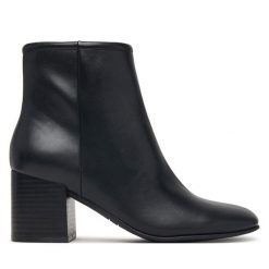 Botki Guess. Czarne botki damskie Guess, bez obcasa, na słupku, bez zapięcia. Za 494.99 zł.