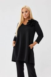 Asymetryczna czarna tunika Florina z wydłużonym tyłem i odpinanym kwiatem PLUS SIZE XXL OVERSIZE JESIEŃ. Czarne tuniki damskie Moda Size Plus Iwanek, do pracy, na jesień, l, bez wzorów, z nylonu, biznesowe, z asymetrycznym kołnierzem, bez ramiączek. Za 229.90 zł.