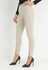 Jasnobeżowe Jeansy Skinny z Postrzępioną Nogawką Chiteli. Brązowe jeansy damskie Born2be, bez wzorów, z jeansu. Za 79.99 zł.