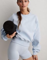 Damska bluza z dżerseju piqué, skrócona Sportif niebieski Aura. Niebieskie bluzy damskie Aim'n, m, bez wzorów, z bawełny, bez kaptura. Za 382.00 zł.