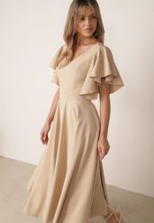 Beżowa Koktajlowa Sukienka o Rozkloszowanym Kroju z Falbanami Zamiast Rękawów Ghala. Brązowe sukienki damskie Born2be, bez wzorów, eleganckie, bez ramiączek. Za 299.99 zł.