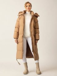 APART Płaszcz zimowy w kolorze karmelowym rozmiar: 36. Brązowe płaszcze damskie Apart, na zimę, bez wzorów, z puchu, bez kaptura. Za 613.51 zł.