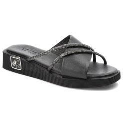 Czarne Klapki Venezia Modne Buty Damskie. Czarne klapki damskie Venezia, bez wzorów, ze skóry, bez obcasa, na obcasie, bez zapięcia. Za 219.00 zł.