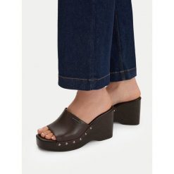 Klapki G-Star. Brązowe klapki damskie G-Star, bez wzorów, bez obcasa, bez zapięcia. Za 179.99 zł.