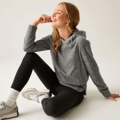 Bluza damska z kapturem Mayse. Szare bluzy damskie Regatta, bez wzorów, z bawełny, z kapturem. Za 176.50 zł.