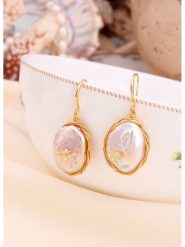 L'Atelier de Gaia Pozłacane kolczyki z perłami rozmiar: onesize. Białe kolczyki damskie L'Atelier de Gaia, z perłą, pozłacane, z zapięciem typu bigiel. Za 43.99 zł.