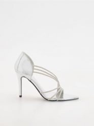 Sandały z ozdobnymi paskami - srebrny. Szare sandały damskie Reserved, bez wzorów, ze skóry, bez obcasa, na obcasie, bez zapięcia. W wyprzedaży za 69.99 zł.