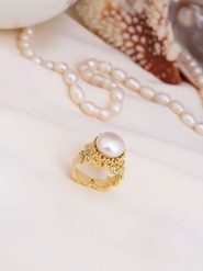 Pierres delicates Pozłacany pierścionek z perłą rozmiar: onesize. Białe pierścionki damskie Pierres delicates, z perłą, pozłacane. Za 52.99 zł.