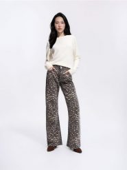 Jeansy flare w zwierzęcy wzór - brązowy. Brązowe jeansy damskie Reserved. Za 159.99 zł.