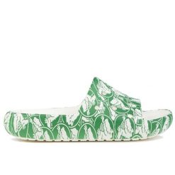 Klapki unisex na basen Crocs CLASSIC DUKE PRINT SLIDE. Białe klapki damskie Crocs, bez wzorów, bez obcasa, bez zapięcia. W wyprzedaży za 139.00 zł.