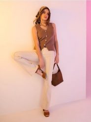 Jeansy bootcut flare ze średnim stanem i ozdobnym przeszyciem - kremowy. Białe jeansy damskie Sinsay. Za 69.99 zł.