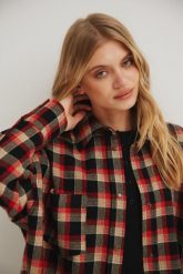 Koszula typu oversize w CZERWONĄ KRATĘ - RENO. Czerwone koszule damskie Marsala, m, bez wzorów, z tkaniny, klasyczne, bez kołnierzyka, bez ramiączek. Za 549.90 zł.
