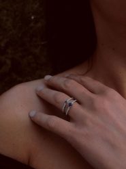 DIA DIAMONDS Srebrny pierścionek z diamentami i szafirem rozmiar: 56. Niebieskie pierścionki damskie DIA DIAMONDS, z diamentem, srebrne. Za 374.23 zł.