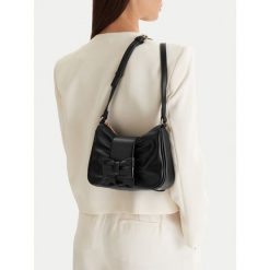 Torebka JENNY. Czarne listonoszki damskie Jenny, bez wzorów, bez dodatków. Za 119.99 zł.