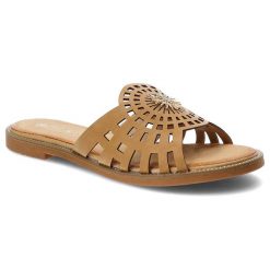 Beżowe Klapki Filippo Modne Buty Damskie. Brązowe klapki damskie Filippo, w ażurowe wzory, ze skóry ekologicznej, bez obcasa, bez zapięcia. Za 129.00 zł.