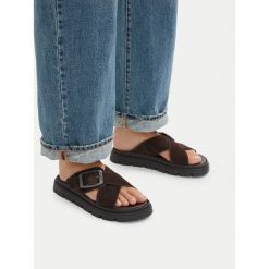 Klapki G-Star. Brązowe klapki damskie G-Star, bez wzorów, bez obcasa, bez zapięcia. Za 133.99 zł.