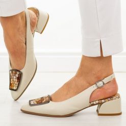 Beżowe skórzane sandały damskie T.Sokolski 419. Brązowe sandały damskie Sokolski, z aplikacjami, ze skóry, bez obcasa, na obcasie, bez zapięcia. Za 259.00 zł.