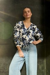 Bluza w kwiaty z dekoltem biała. Białe bluzy damskie MOODO, l, bez wzorów, z bawełny, bez kaptura. Za 119.99 zł.