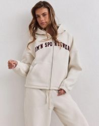 Damska bluza zapinana na zamek z kapturem Varsity kremowa. Białe bluzy damskie Aim'n, l, bez wzorów, z bawełny, z kapturem. Za 388.00 zł.