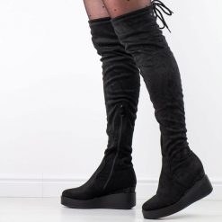 Czarne zamszowe kozaki damskie na koturnie T.Sokolski Z21-132. Czarne kozaki damskie Sokolski, z zamszu, bez obcasa, na koturnie, bez zapięcia. Za 199.00 zł.