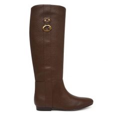 Kozaki Guess. Brązowe kozaki damskie Guess, bez obcasa, na płaskiej podeszwie, bez zapięcia. Za 764.99 zł.