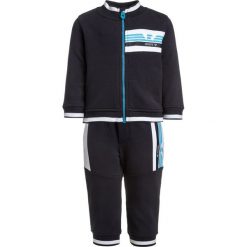 Armani Junior BABY TRACKSUIT SET Bluza rozpinana blu. Niebieskie bluzy niemowlęce Armani Junior, z bawełny. W wyprzedaży za 426.75 zł.