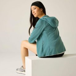 Damska bluza polarowa Huntdale z kapturem i zamkiem błyskawicznym. Zielone bluzy damskie Regatta, bez wzorów, z elastanu, z kapturem. W wyprzedaży za 169.99 zł.