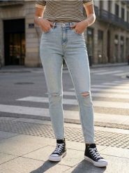 Jeansy mid waist skinny z surowym wykończeniem nogawek - niebieski. Niebieskie jeansy damskie Sinsay. Za 69.99 zł.