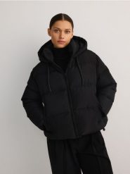 Puchowa kurtka z kapturem - czarny. Czarne kurtki damskie Reserved, l, bez wzorów, z puchu, z kapturem. W wyprzedaży za 259.99 zł.