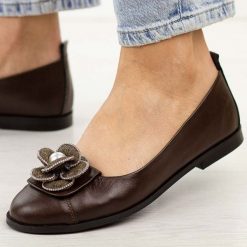 Czekoladowe skórzane Polskie półbuty damskie Deoni D047. Brązowe półbuty damskie Deoni, na jesień, z aplikacjami, z jeansu, z okrągłym noskiem, bez obcasa, na płaskiej podeszwie, bez zapięcia. Za 439.00 zł.