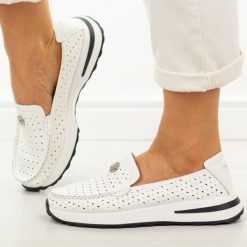 Białe ażurowe skórzane mokasyny damskie Evento 8663. Białe mokasyny damskie eVento, na jesień, z jeansu, z okrągłym noskiem, bez obcasa. W wyprzedaży za 210.32 zł.