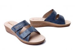 INBLU PV-04 004 granatowy, klapki damskie. Niebieskie klapki damskie Inblu, bez wzorów, bez obcasa, na koturnie, bez zapięcia. Za 53.99 zł.
