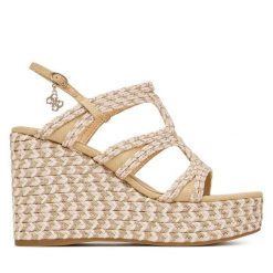 Sandały Guess. Brązowe sandały damskie Guess, z aplikacjami, bez obcasa, na koturnie, bez zapięcia. Za 679.99 zł.