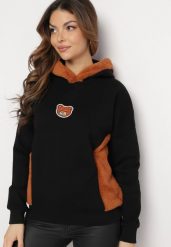 Czarna Bawełniana Bluza z Kapturem z Polarem i Naszywką Misia Hestada. Czarne bluzy damskie Born2be, z aplikacjami, z bawełny, z kapturem. Za 99.99 zł.