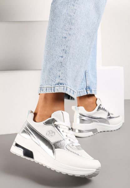 Białe Sznurowane Sneakersy z Ekoskóry z Siateczką i Ozdobnym Monogramem Vitalera. Białe obuwie sportowe damskie Renee, bez zapięcia. Za 109.99 zł.