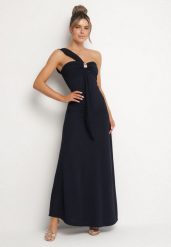 Granatowa Koktajlowa Taliowana Sukienka na Jedno Ramię z Metaliczną Ozdobą Divalline. Niebieskie sukienki damskie Born2be, z aplikacjami, eleganckie, bez ramiączek. Za 159.99 zł.