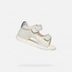 Sandały Geox Model B Sandal Macchia Gir Kolor Biały. Białe sandały damskie Geox, bez wzorów, ze skóry, bez obcasa, bez zapięcia. Za 226.99 zł.