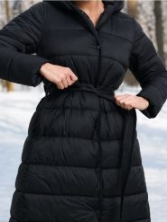 Płaszcz pikowany z paskiem - czarny. Czarne płaszcze damskie Sinsay, l, bez wzorów, z materiału, bez kaptura. Za 119.99 zł.